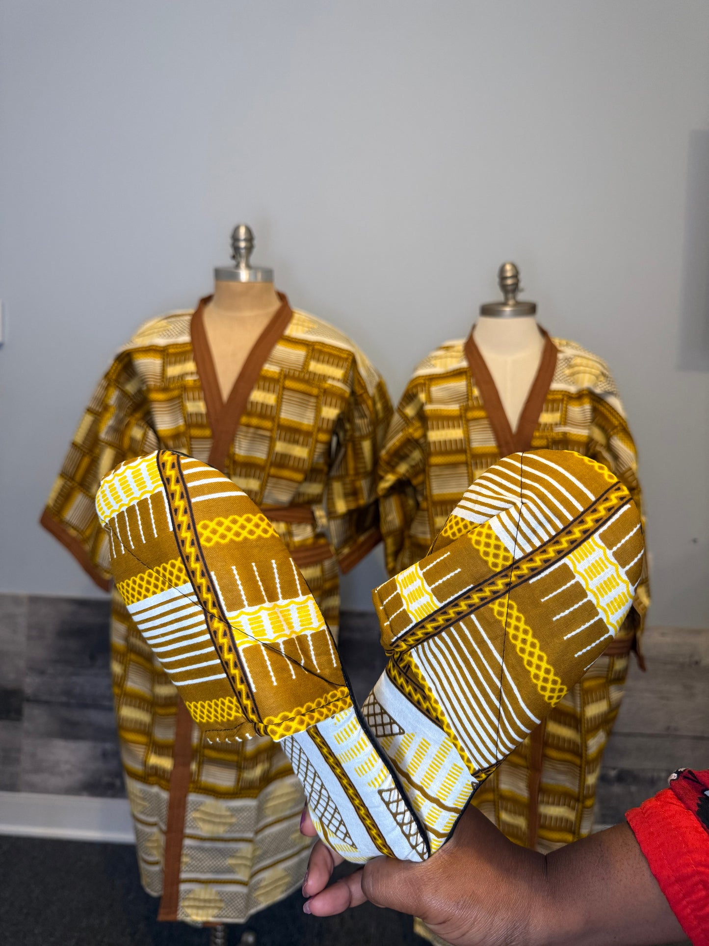 Lemah Unisex Brown & Beige Bathrobe & Slippers – Unisex, elegant and comfortable