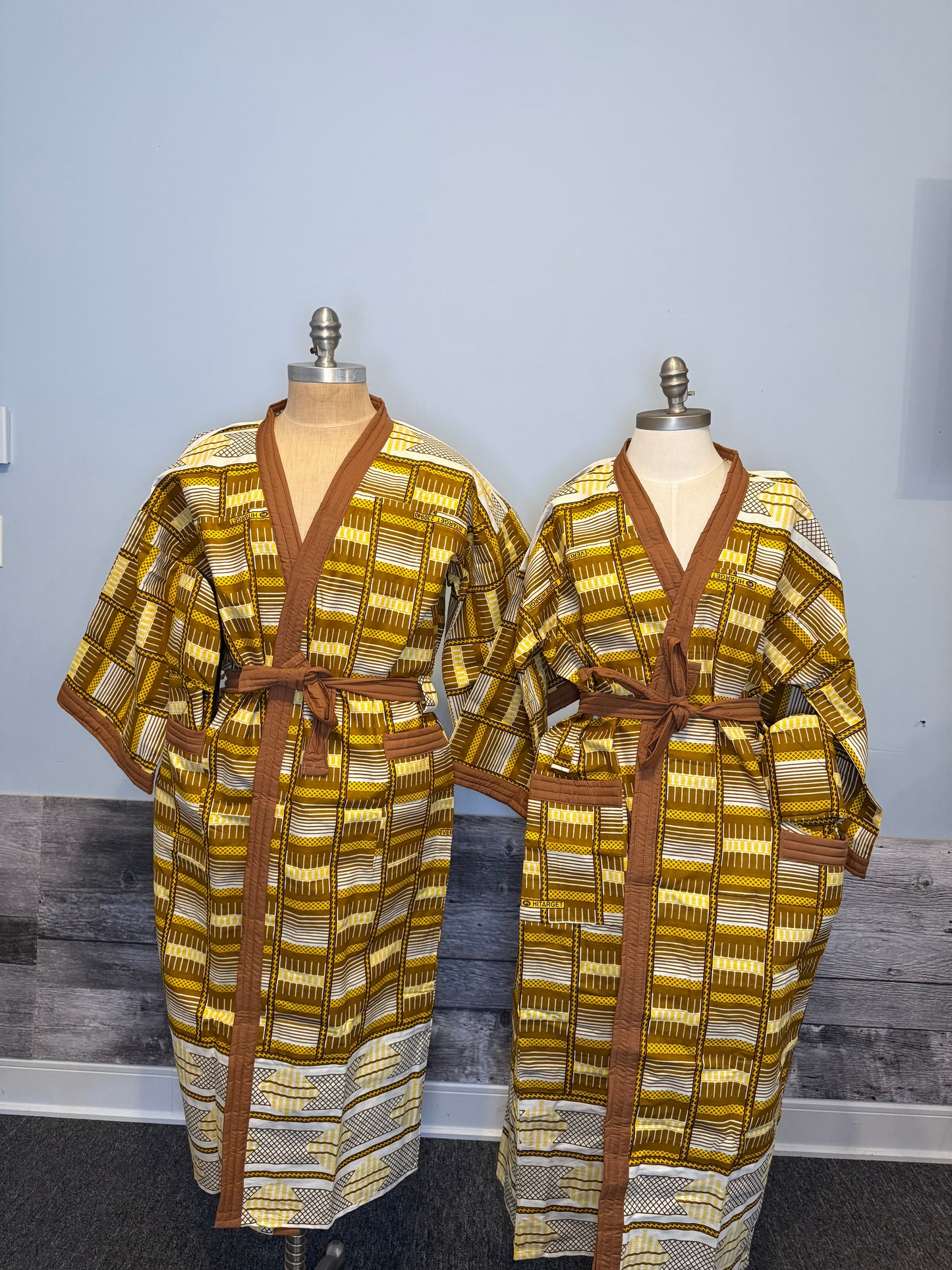 Lemah Unisex Brown &amp; Beige Bathrobe &amp; Slippers – Unisex, elegant and comfortable